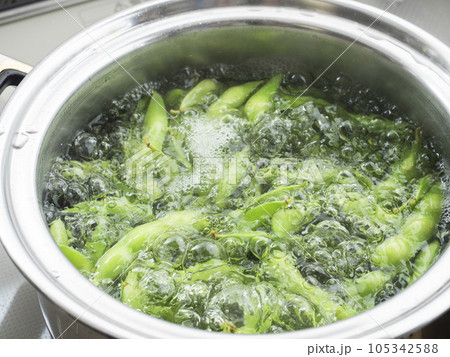 枝豆を茹でる 枝豆を茹でる 105342588