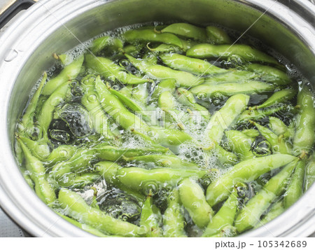 枝豆を茹でる 枝豆を茹でる 105342689