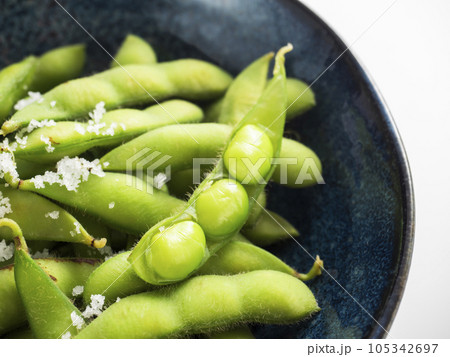 茹でたての枝豆 105342697