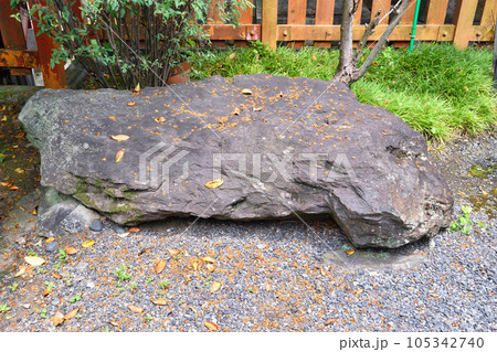 花山稲荷神社　断食石（京都市山科区） 105342740
