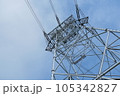 晴れた日に見上げる鉄塔 105342827