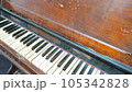 レトロな学校のピアノ 105342828