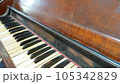 レトロな学校のピアノ 105342829