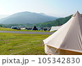 賑やかな晴れたキャンプ場 105342830