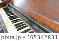 レトロな学校のピアノ 105342831