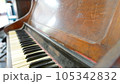 レトロな学校のピアノ 105342832