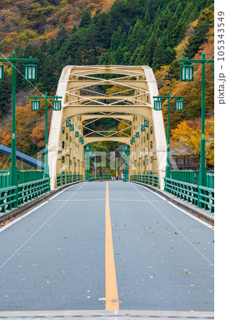 東京奥多摩 紅葉の奥多摩湖 深山橋 東京奥多摩 紅葉の奥多摩湖 深山橋 105343549