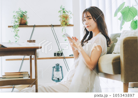 スマホを持つ若い女性 105343897