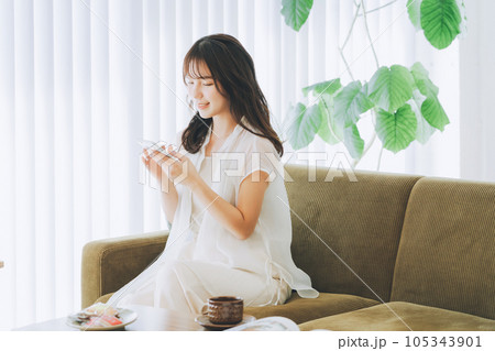 スマホを持つ若い女性 スマホを持つ若い女性 105343901