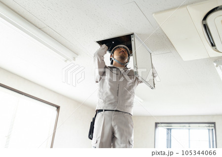 天井点検口を確認する男性作業員 105344066