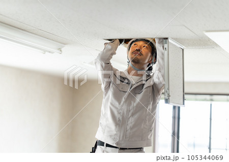 天井点検口を確認する男性作業員 105344069