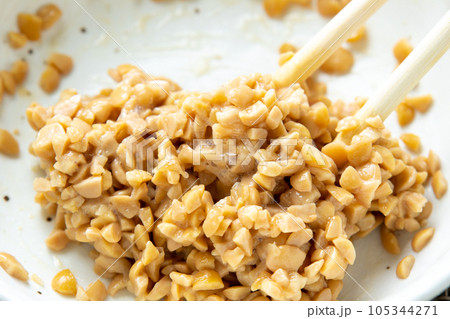 ひきわり納豆を箸で混ぜる。 105344271