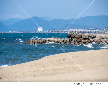 「因幡の白兎」の舞台とされる白兎海岸(鳥取県鳥取市)の砂浜と、夏(7月)の青い日本海の風景。 「因幡の白兎」の舞台とされる白兎海岸(鳥取県鳥取市)の砂浜と、夏(7月)の青い日本海の風景。 105344402