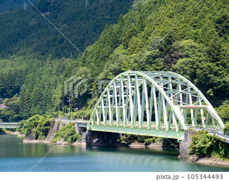 夏の音水湖(引原ダムの人工湖)と新三久安大橋(国道29号)の風景。(兵庫県宍粟市) 105344493