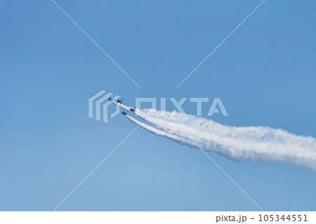 青空を飛行する松島基地のブルーインパルス　宮城県東松島市 105344551