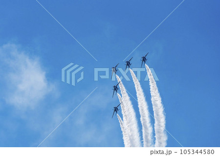 青空を飛行する松島基地のブルーインパルス　宮城県東松島市 105344580