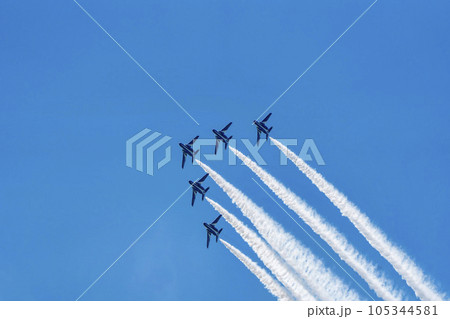 青空を飛行する松島基地のブルーインパルス　宮城県東松島市 105344581