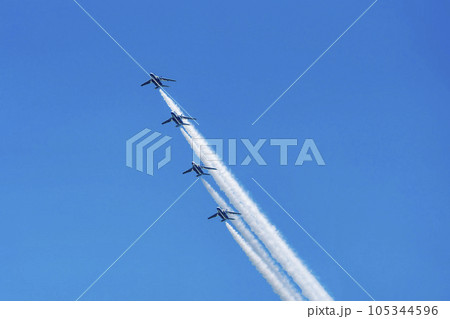 青空を飛行する松島基地のブルーインパルス　宮城県東松島市 105344596