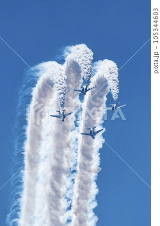 青空を飛行する松島基地のブルーインパルス　宮城県東松島市 105344603