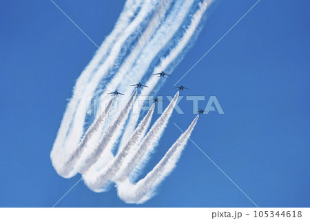 青空を飛行する松島基地のブルーインパルス　宮城県東松島市 105344618