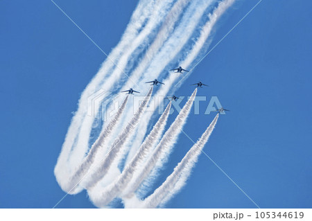 青空を飛行する松島基地のブルーインパルス　宮城県東松島市 105344619
