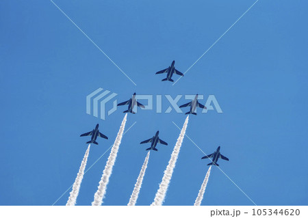 青空を飛行する松島基地のブルーインパルス　宮城県東松島市 105344620
