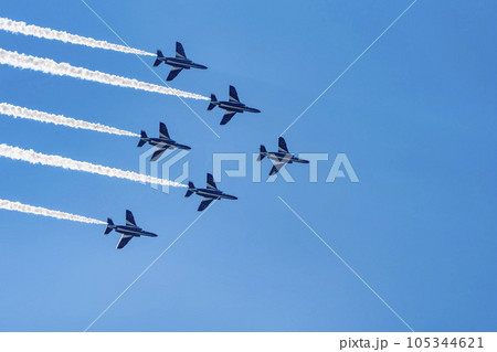 青空を飛行する松島基地のブルーインパルス　宮城県東松島市 105344621