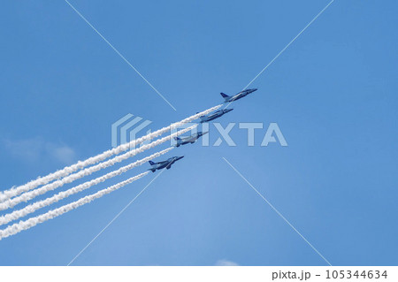 青空を飛行する松島基地のブルーインパルス　宮城県東松島市 105344634