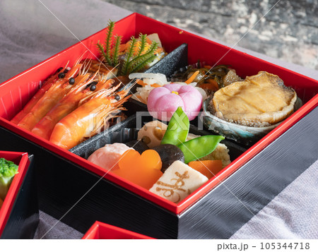 日本のお節料理。お正月の伝統料理。鮑やえびや煮物が入った重箱。 105344718