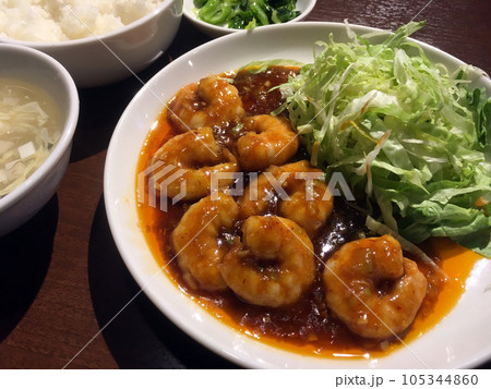 中華料理のエビチリソースと付け合せのレタス 105344860