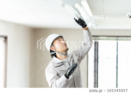蛍光灯器具を点検する男性作業員 105345057