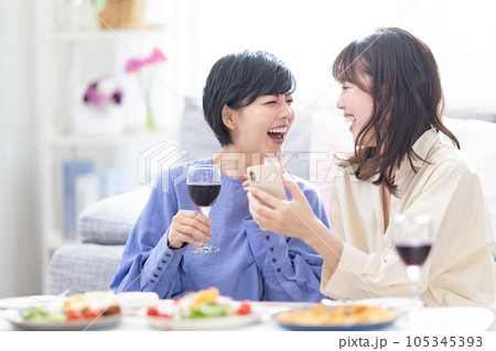 家飲み 自宅でワインを飲む女性 家飲み 自宅でワインを飲む女性 105345393