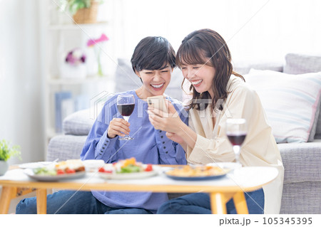 家飲み　自宅でワインを飲む女性 105345395