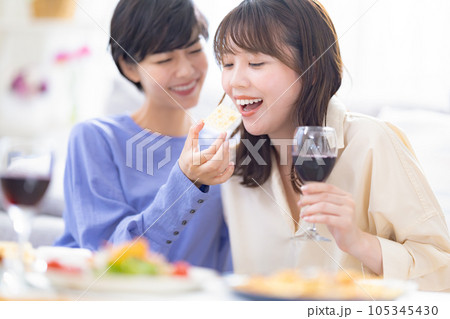 家飲み　自宅でワインを飲む女性 105345430