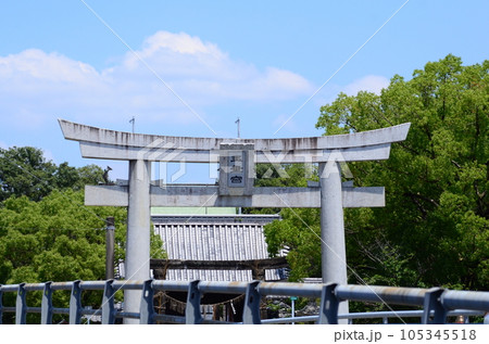青空と鳥居 105345518