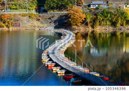 東京奥多摩 紅葉の奥多摩湖 麦山の浮橋 東京奥多摩 紅葉の奥多摩湖 麦山の浮橋 105346396