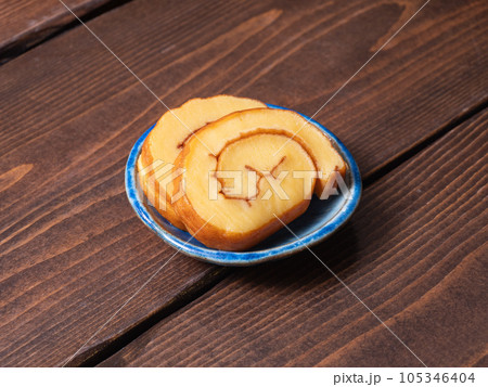 甘い味付けの伊達巻。卵と魚のすり身を混ぜて焼いて巻いた卵焼き。 105346404