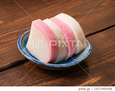 ピンクと白色が可愛い紅白かまぼこ。 105346406