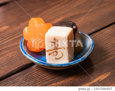 花型の可愛い人参と高野豆腐が入った煮物料理。 105346407