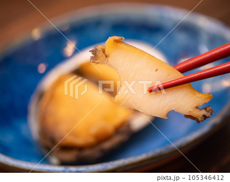 高級食材の鮑の煮物。断面のクローズアップ。 高級食材の鮑の煮物。断面のクローズアップ。 105346412