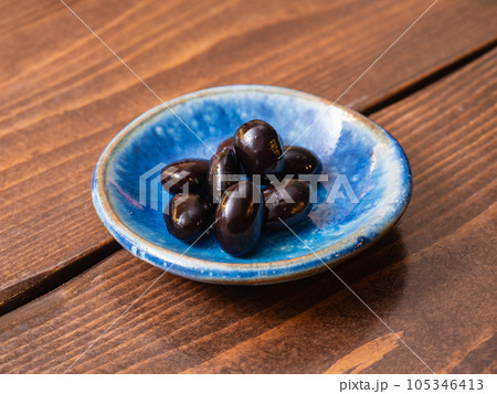 黒豆を甘く煮込んだ日本の料理。 黒豆を甘く煮込んだ日本の料理。 105346413
