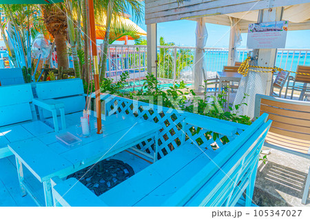 ウミカジテラス 沖縄 南国 トロピカル テラス席 カフェ 観光地 リゾート カラフル 105347027