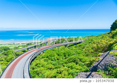 ニライカナイ橋 沖縄 観光地 展望台 絶景 風景 コピースペース 海 エメラルドグリーン 青空 ニライカナイ橋 沖縄 観光地 展望台 絶景 風景 コピースペース 海 エメラルドグリーン 青空 105347038