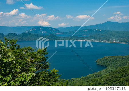 鮮やかな色彩の夏の十和田湖 鮮やかな色彩の夏の十和田湖 105347118