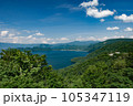 鮮やかな色彩の夏の十和田湖 105347119