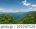 鮮やかな色彩の夏の十和田湖 105347120