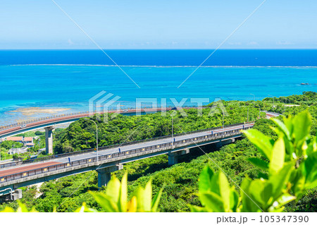 ニライカナイ橋 沖縄 観光地 展望台 絶景 風景 コピースペース 海 水平線 海岸  105347390