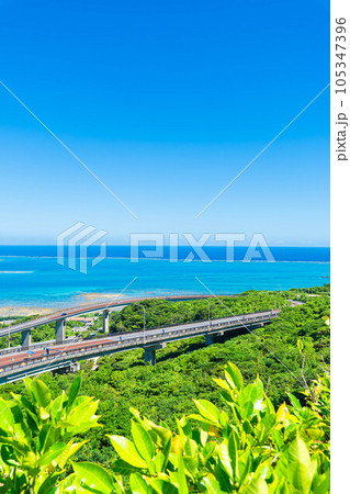 ニライカナイ橋 沖縄 観光地 展望台 絶景 風景 コピースペース 海 水平線 海岸  105347396