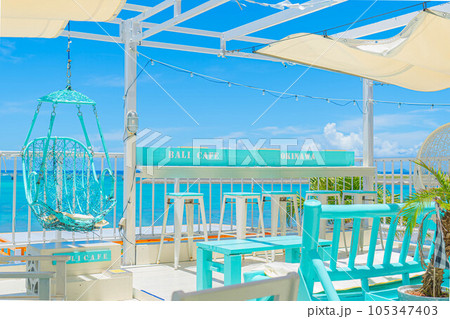 沖縄 海 瀬長島 ウミカジテラス エメラルドグリーン 水平線 青空 トロピカル 南国  カフェテラス 沖縄 海 瀬長島 ウミカジテラス エメラルドグリーン 水平線 青空 トロピカル 南国  カフェテラス 105347403
