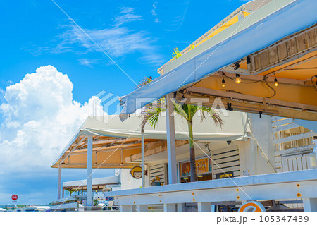 ウミカジテラス 沖縄 観光地 リゾート 夏休み 入道雲 雲 青空 南国 カフェ テラス  105347439